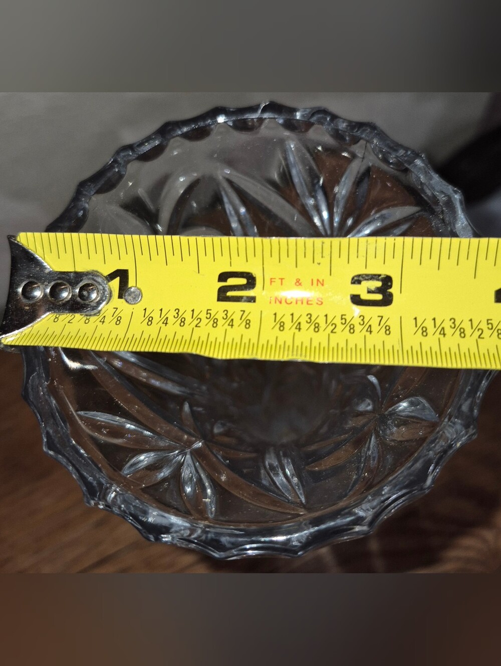 Vintage pinwheel-cut lead crystal pedestal bud vase - Picture 6 of 6